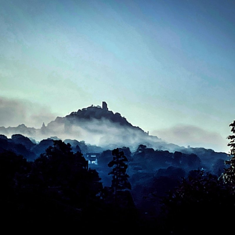 Der Drachenfels an einem kalten Novembermorgen